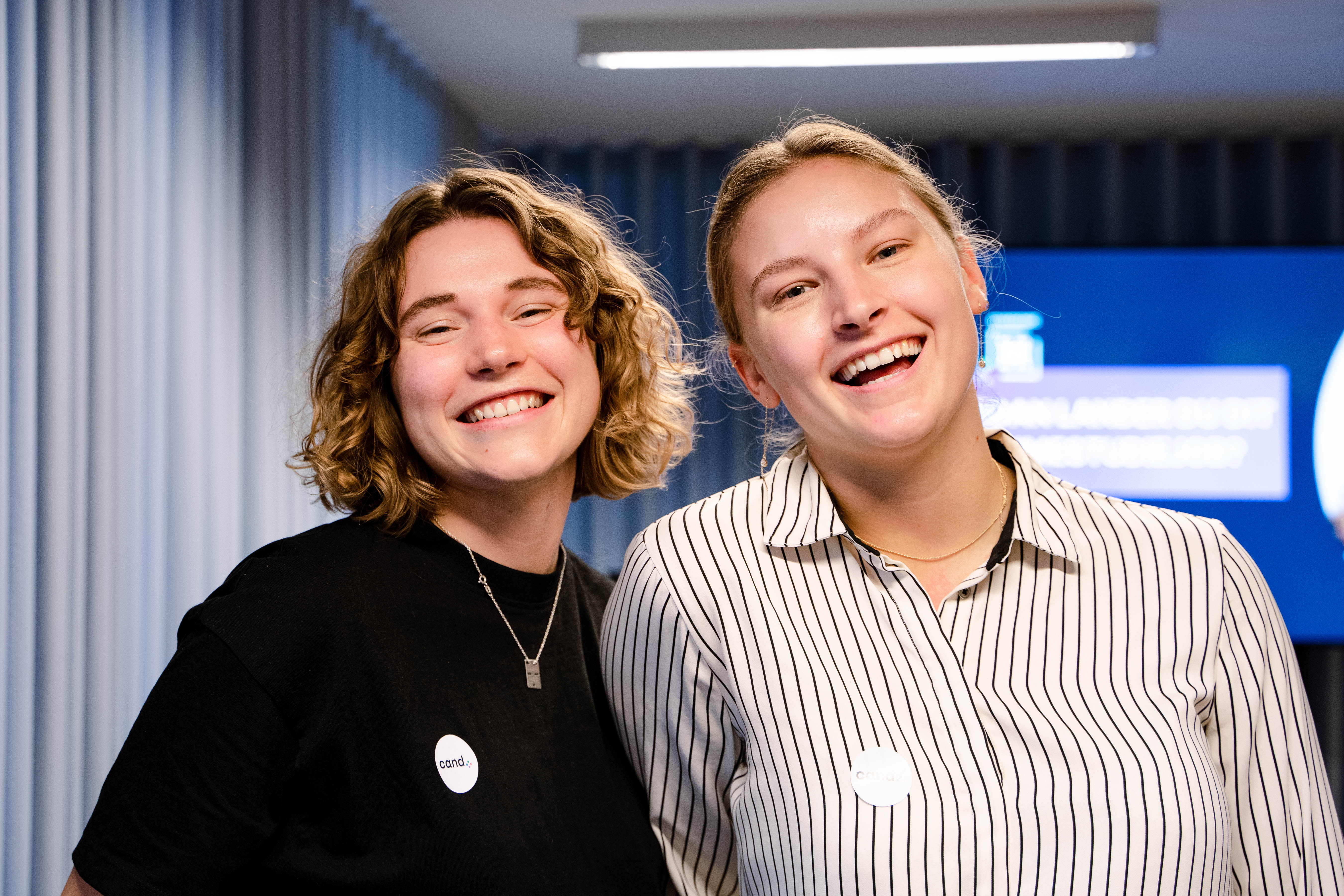 To medarbejdere smiler under fremlæggelse