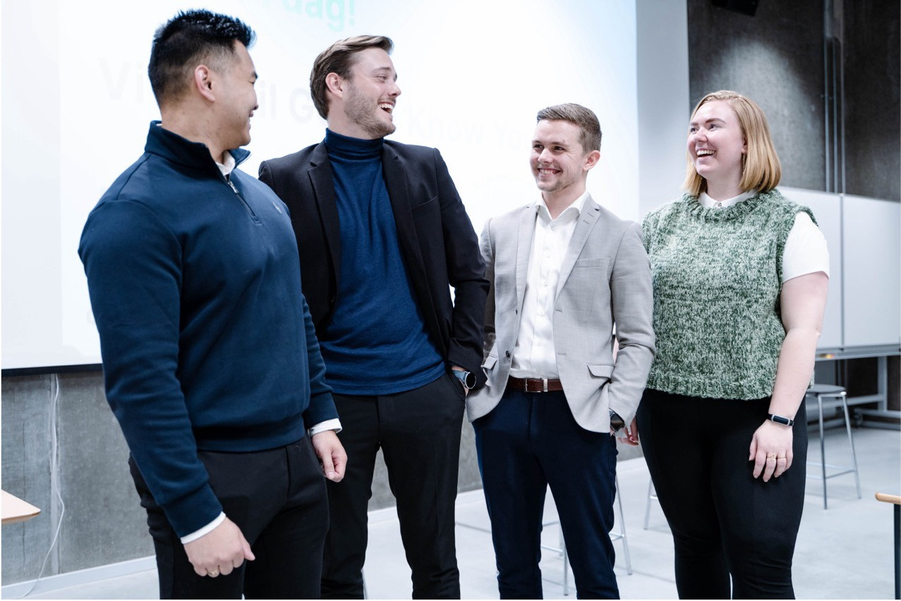 Studerende der holder oplæg på AAU.