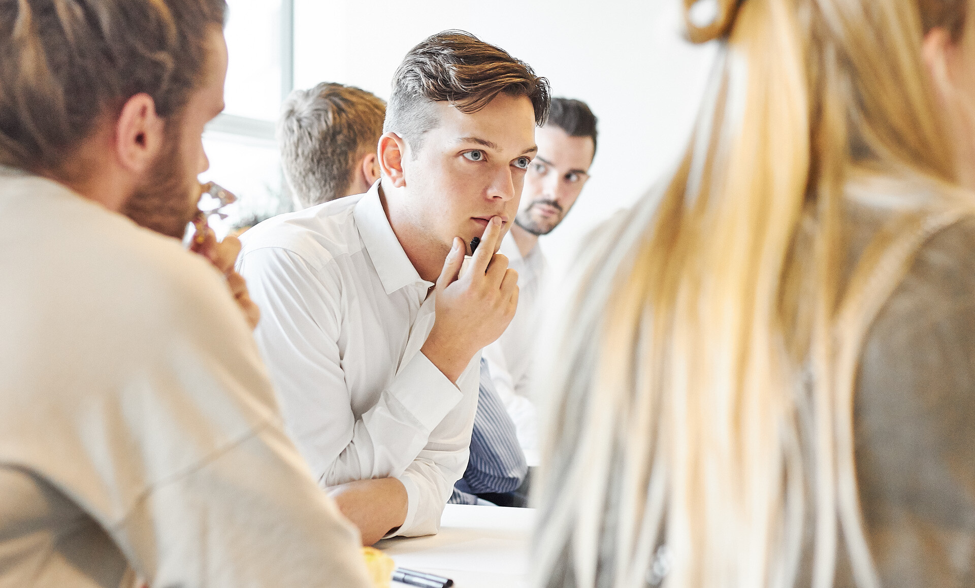 Studerende der arbejder med problemstillinger til en workshop.