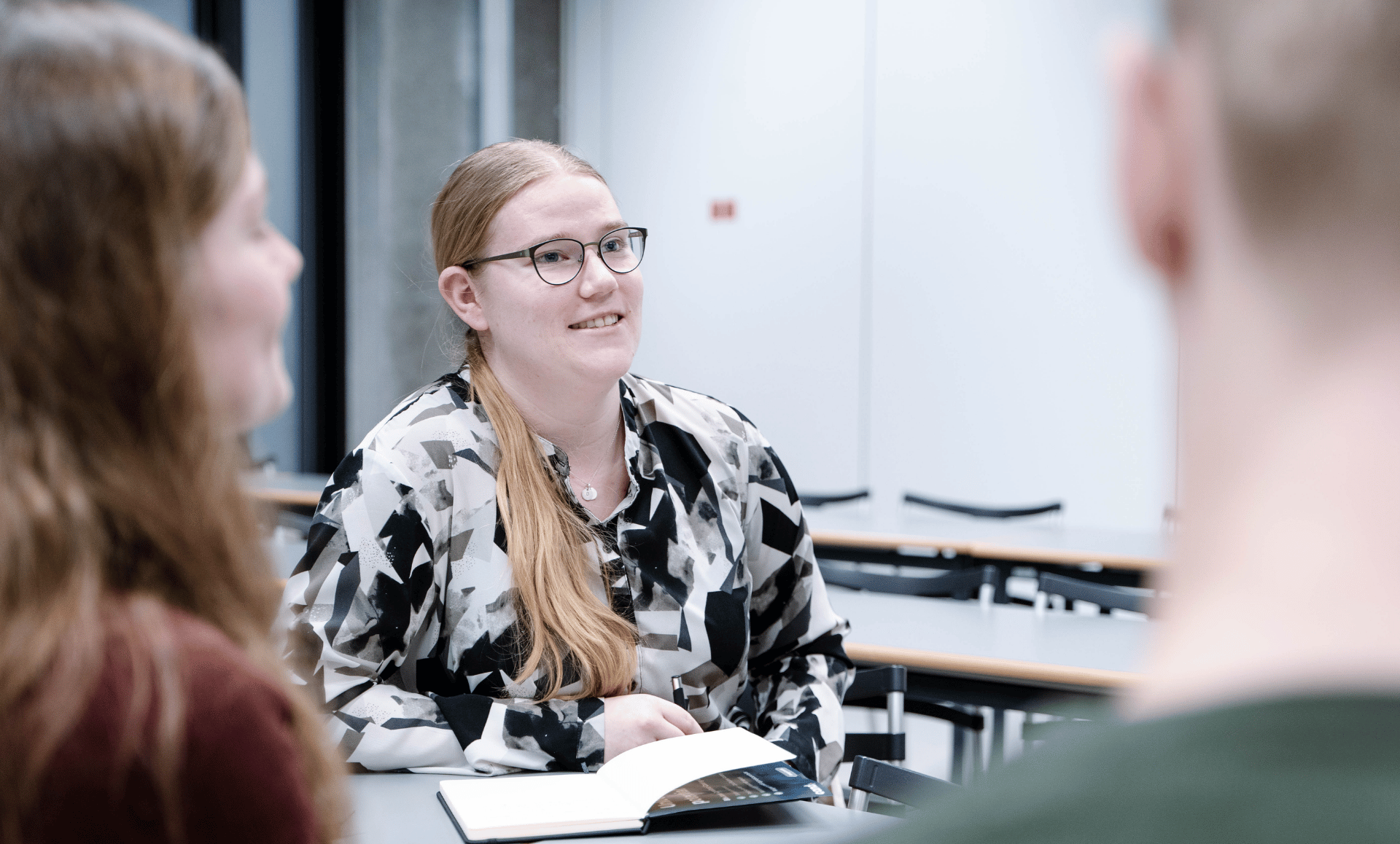 Studerende der udfører gruppearbejde