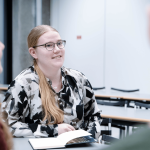 Studerende der udfører gruppearbejde