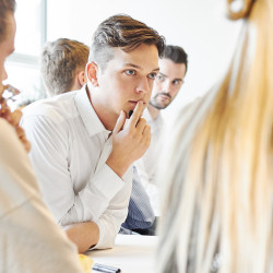 Studerende der arbejder med problemstillinger til en workshop.